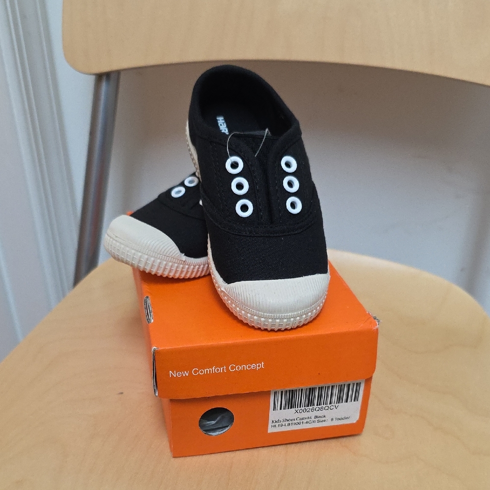 Black and Cream Sneakers Classic Low-Top Design Harvest Land Sz 6 NIB